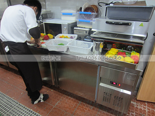 奶茶店操作臺(tái)冷柜.jpg 奶茶店操作臺(tái)冷柜.jpg