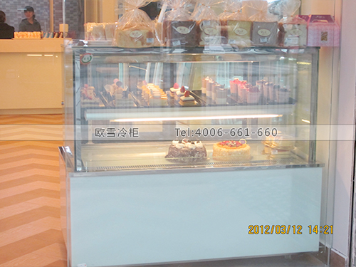 F016深圳福田開心點(diǎn)面包店定做蛋糕展示柜